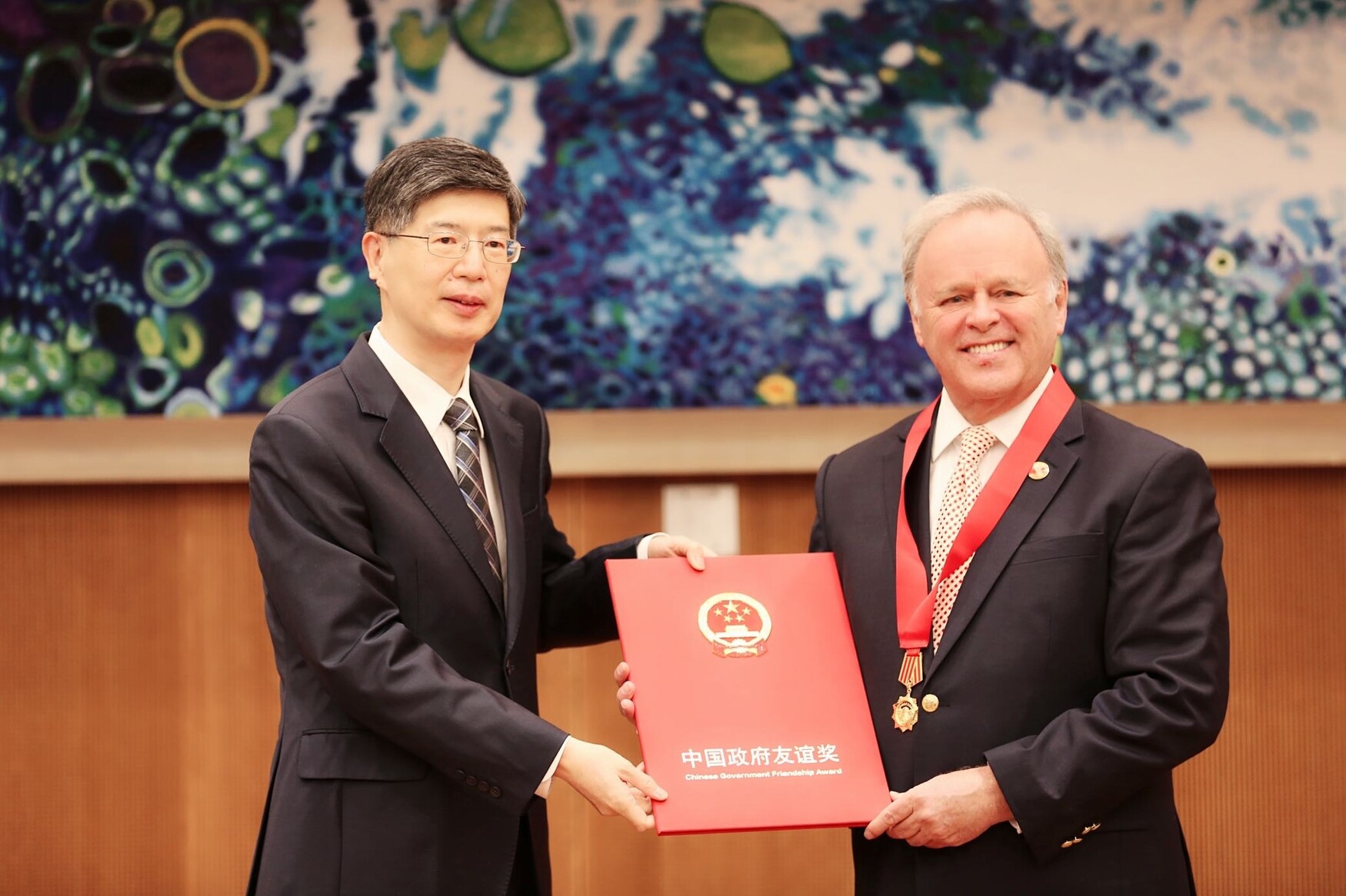 Dr. Lee Errett receiving Chinese Government 2021 Award